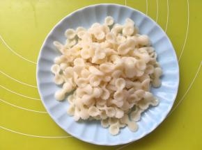 宝宝的餐盘内装入适量的意面