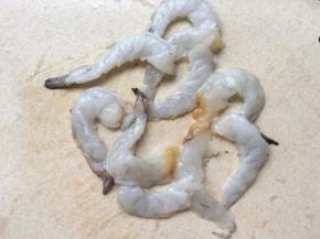 鲜虾洗干净，去掉虾头跟虾皮，用刀横切开，去虾线