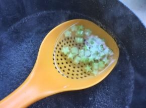再将乳瓜花朵放进去烫10几秒，捞出了放盘子里备用
