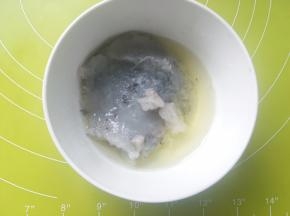 将虾泥装入小碗内，加入蛋清