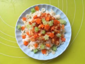 淋上番茄虾滑，再撒上胡萝卜跟乳瓜花朵装饰，宝贝的虾滑蝴蝶面就做好的