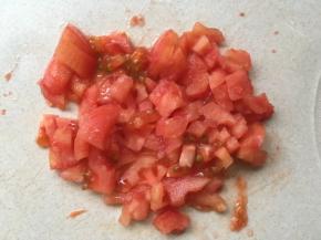 之后将西红柿捞出，切碎丁