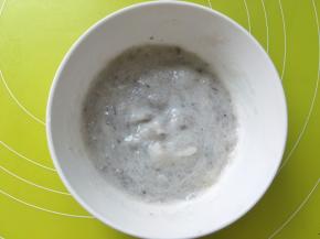 用筷子顺着一个方向搅拌，将蛋清跟虾泥搅拌均匀