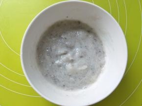 用筷子顺着一个方向搅拌，将蛋清跟虾泥搅拌均匀