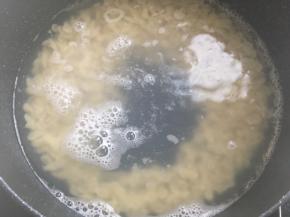 倒入碧欧奇蝴蝶意面，煮6、7分钟，沸腾的时候可以用漏勺搅拌一下，也可以加一点冷水