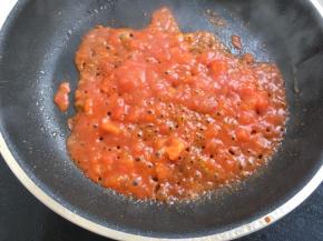 小火翻炒至西红柿变成泥，大一点的宝贝可以再加入一点点酱油跟盐