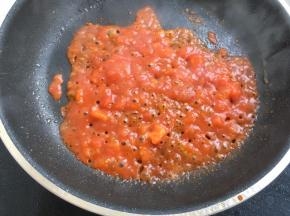 小火翻炒至西红柿变成泥，大一点的宝贝可以再加入一点点酱油跟盐