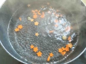 小锅内加水煮开，放入胡萝卜花煮1分钟，捞出了放一旁备用