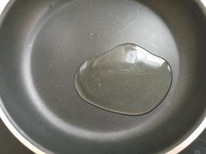 锅内加入适量的食用油
