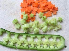 胡萝卜跟乳瓜切片，不要太薄，厚一点，之后用模具压出花形