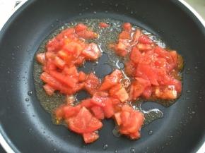 油温稍稍热时加入西红柿碎，西红柿汁也要一起加进去