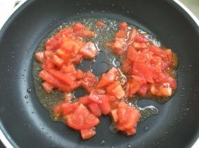 油温稍稍热时加入西红柿碎，西红柿汁也要一起加进去