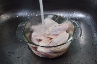 鸡翅清洗干净后沥干水分。