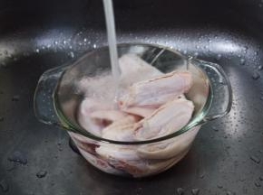 鸡翅清洗干净后沥干水分。