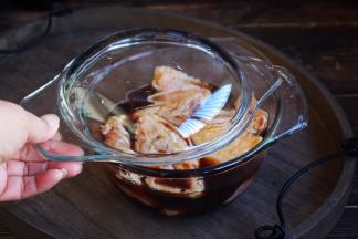 盖上容器的盖儿，放入冰箱里腌制12～24小时。