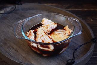 倒入日式烧烤料，用手揉搓揉搓。