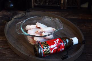 准备好新鲜的鸡翅和日式烧烤料。