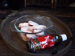 准备好新鲜的鸡翅和日式烧烤料。