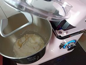 1.将材料都放入厨师机搅拌桶，自从有了厨师机，揉面的工作就全部交给 它啦
