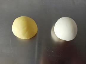 4.取一份 平均分成两份，其中一块揉入你想要做的果蔬粉（我揉了南瓜粉）
