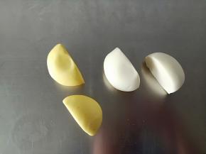  5.再将面团分别分成两份
