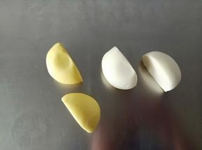  5.再将面团分别分成两份
