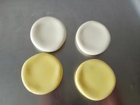 6. 分别揉圆，压扁，大小要求差不多
