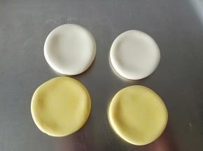 6. 分别揉圆，压扁，大小要求差不多
