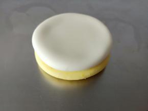 7. 白色和黄色面团放在一起
