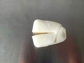 11.用一把锋利的刀子在中间切一刀，不要切断
