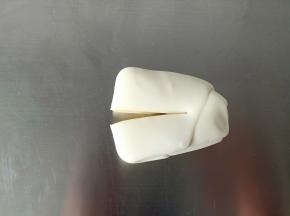 11.用一把锋利的刀子在中间切一刀，不要切断
