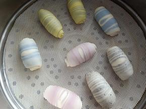 16.全部做好后放蒸锅进行发酵，水温烧到大概40度后关火进行发酵，发酵至1.5倍大，手指轻按慢慢回弹就可以开火蒸了，水开后计时，蒸13分钟后关火闷3分钟再掀锅盖 