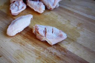 用刀在鸡翅的背面划两刀。