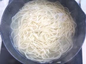 小锅内烧水，水开后将手擀面入锅煮2分钟