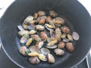 花蛤翻炒至花蛤全部张开口