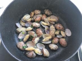 花蛤翻炒至花蛤全部张开口