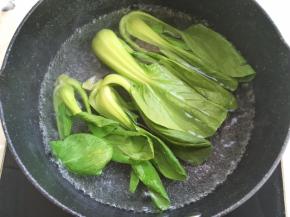 新烧一锅水，将油菜入锅内煮1分钟，可以加一点点盐，这样煮出来的油菜颜色更加翠绿
