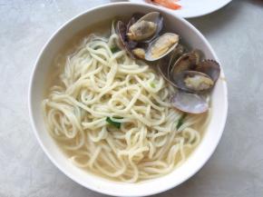 将面捞出，摆放上鲜虾跟油菜，美味的海鲜面就做好啦，连汤都特别好喝