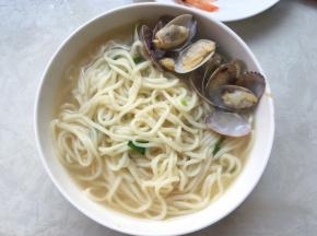 将面捞出，摆放上鲜虾跟油菜，美味的海鲜面就做好啦，连汤都特别好喝