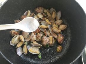 加入一小勺盐，翻炒均匀
