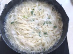 将面煮来2分钟，加入一点点鸡精即可光火
