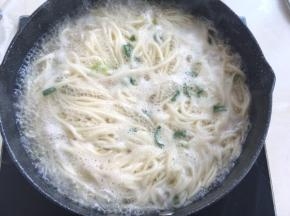将面煮来2分钟，加入一点点鸡精即可光火
