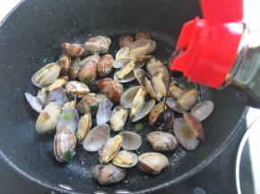 加入蚝油跟酱油继续翻炒
