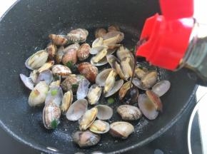 加入蚝油跟酱油继续翻炒

