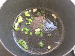 锅内加入适量的植物油，小火加热，加入葱花