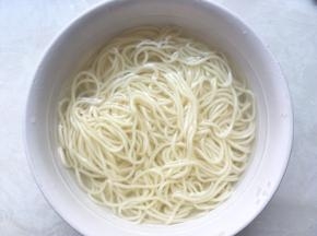 之后将煮好的手擀面捞出出来，加冷水泡着备用