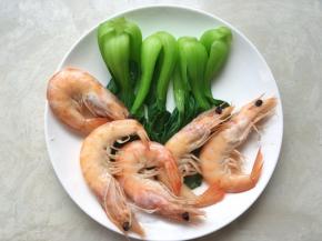 将虾入锅内煮4、5分钟，虾完全变成红色即可捞出备用