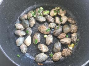 加入花蛤，翻炒
