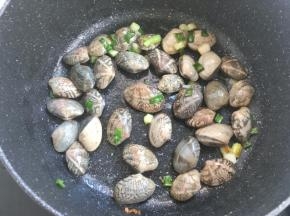 加入花蛤，翻炒
