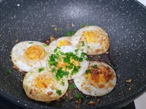 关火撒上小葱与香菜，借余温将菜谱炒熟即可！